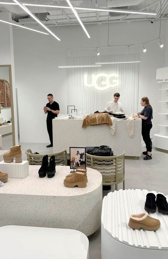 Современный вход в UGG с дизайном из терраццо