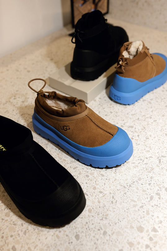 Натуральная текстура терраццо в дизайне магазина UGG